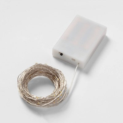 90 lampek LED na srebrnym przewodzie