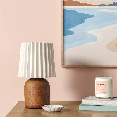 Mała lampka stołowa z plisowanym kloszem